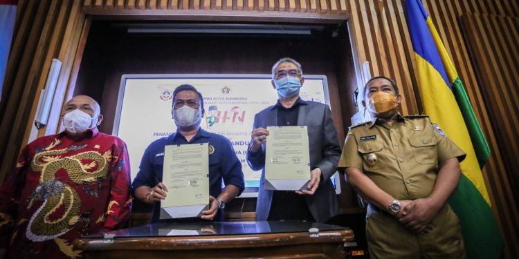 MoU Tri Dharma Perguruan Tinggi dengan Universitas Sangga Buana, Ruang Tengah Balai Kota Bandung, Selasa (9/2/2021)
