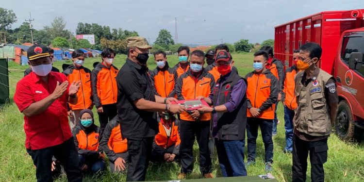 Anggota DPR RI TB Hasanuddin serahkan bantuan pada Baguna PDI Perjuangan Majalengka (foto:ist)