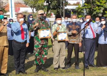 Dansektor 19 Citarum Harum, Kolonel Chb Widodo menerima penghargaan Hari Air Dunia (HAD) ke-29  dari PDAM Tirta Tarum Karawang, Senin (22/3/2021)