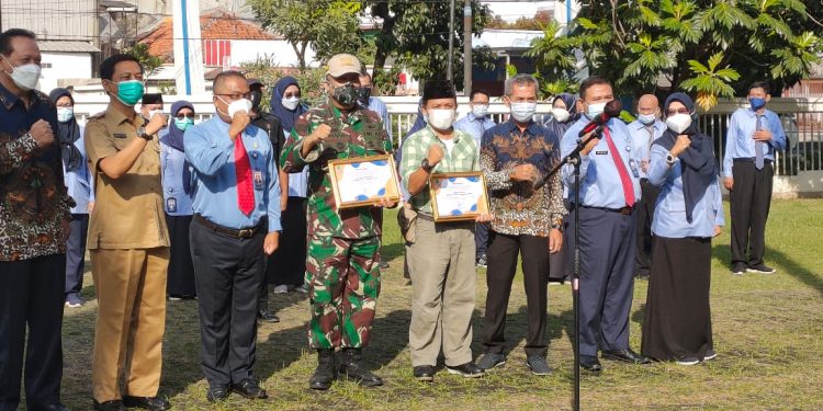 Dansektor 19 Citarum Harum, Kolonel Chb Widodo menerima penghargaan Hari Air Dunia (HAD) ke-29  dari PDAM Tirta Tarum Karawang, Senin (22/3/2021)