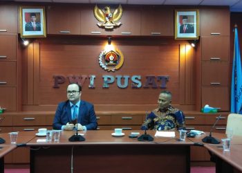 Dubes Azerbaijan H.E Jalal Mirzayev dan Ketua Umum PWI Pusat Atal S. Depari di Kantor PWI Pusat, Jakarta, Jumat petang (19/3/2021)