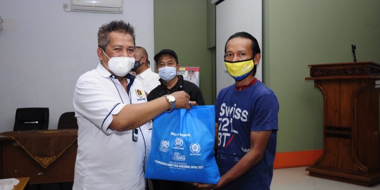Wakil Ketua PWI Kota Bandung, Asep Budianto menyerahkan bantuan sembako secara simbolik kepada warga Kecamatan Batununggal, Selasa (3/3/2021)