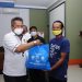 Wakil Ketua PWI Kota Bandung, Asep Budianto menyerahkan bantuan sembako secara simbolik kepada warga Kecamatan Batununggal, Selasa (3/3/2021)
