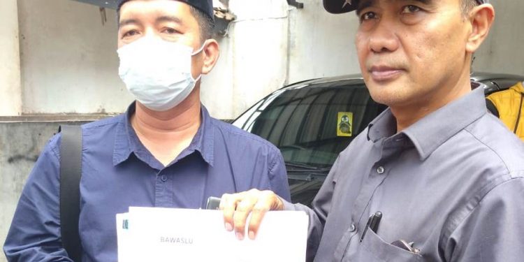 LAPORAN : Kuasa Hukum Sachrial, SH., bersama Dadang Rusdiana menunjukkan surat pelaporan Gubernur dan Wakil Gubernur Jabar, di Bawaslu Jabar, Jumat (05/03/2021)