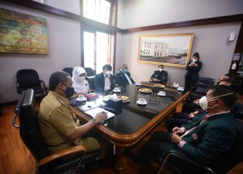 Wakil Wali Kota Bandung, Yana Mulyana Menerima Kunjungan Tim Visitasi Pengurus Besar IDI, di Balai Kota Bandung, Senin (8/3/2021).