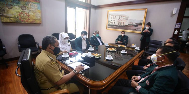 Wakil Wali Kota Bandung, Yana Mulyana Menerima Kunjungan Tim Visitasi Pengurus Besar IDI, di Balai Kota Bandung, Senin (8/3/2021).