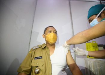 Wakil Wali Kota Bandung, Yana Mulyana saat menerima vaksinasi Covid-19 tahap 2 di Balai Kota Bandung, Selasa (2/3/2021).