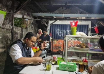 Gubernur Anies Baswedan Makan di Warung Pecel Lele (foto:instagram Anies Baswedan)