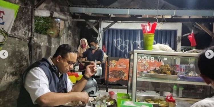 Gubernur Anies Baswedan Makan di Warung Pecel Lele (foto:instagram Anies Baswedan)