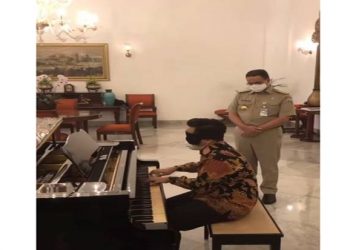 Gubernur Anies Baswedan Takjub Melihat Kemampuan Jeffry Main Piano Dengan Mata Tertutup (foto:ist)