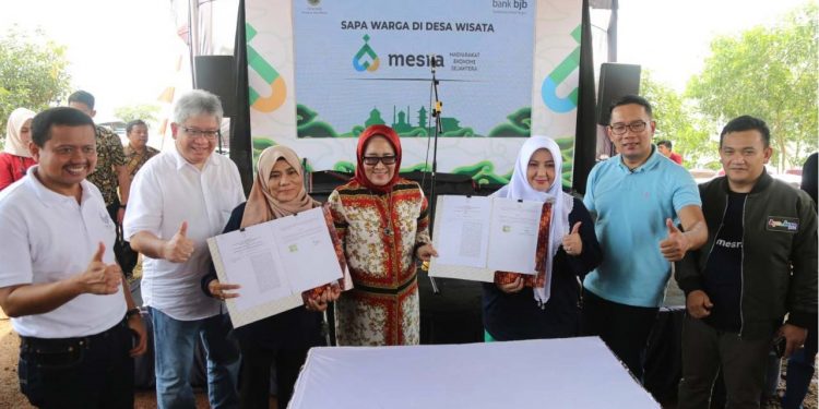 Direktur Utama bank bjb Yuddy Renaldi (kedua dari kiri), Direktur Konsumer & Ritel bank bjb Suartini (tengah), bersama Gubernur Jawa Barat Riswan Kamil (kedua dari kanan) menyalurkan Kredit bjb Mesra secara simbolis dalam acara Sapa Warga di Desa Wisata di Kecamatan Cisema, Kabupaten Sumedang, Februari 2020. Setelah dua tahun berjalan, program Kredit bjb Mesra kian menjadi andalan warga dalam membantu permodalan usaha di berbagai daerah di Jawa Barat. (Foto: DOK. BJB)