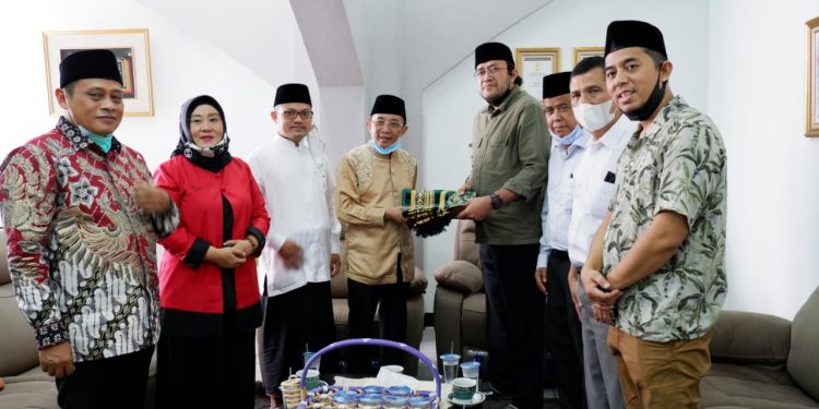 Ketua DPD PDI Perjuangan Jawa Barat Ono Surono bersilaturahmi dengan Ketua Pusat Dakwah Islam (Pusdai) Jawa Barat, KH. Khairul Anam (foto:ist)