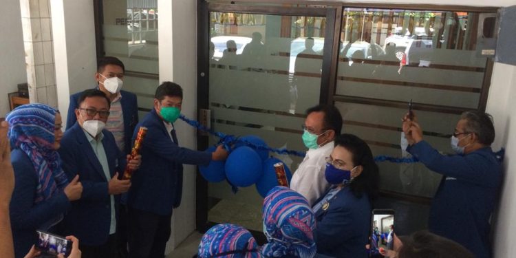 Ketua DPC PERADI Bandung Dr. Roely Panggabean, S.H., M.H., saat meresmikan sekretariat baru, di Jl. Banteng, No 45, Kota Bandung, Jum'at (05/03/2021)