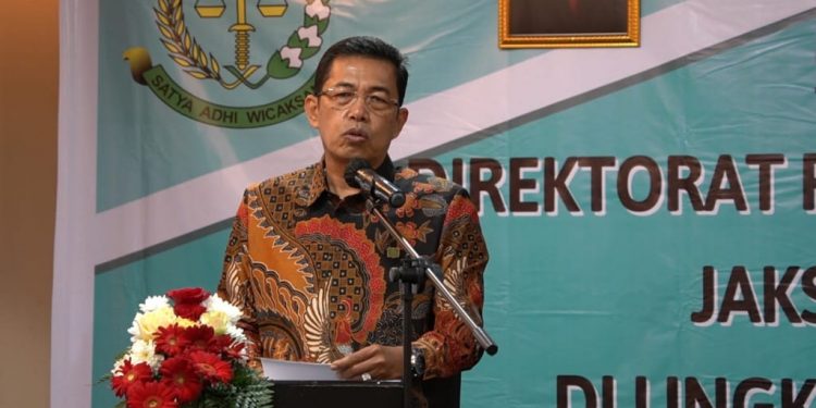 Ket. Foto: Jamintel Kejagung, Dr Sunarta SH MH, saat memberikan sambutan pada sosialisasi dan fungsi kejaksaan dalam menyukseskan program pembangunan strategis