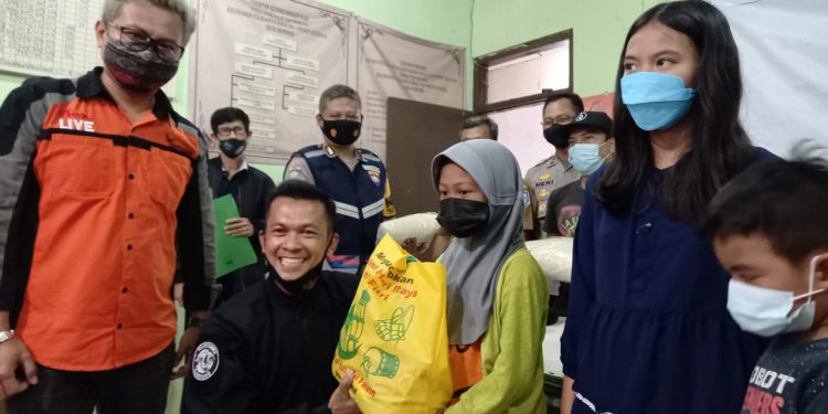 Ketua tim Prabu 3, Iptu Suyanto dan Direktur Zamedia Ir. Ayi Koswara saat  memberikan sembako kepada anak yatim piatu, kelurahan Cisaranten Kidul, Senin (12/4/2021)