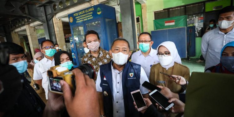 Wakil Walikota Bandung, Yana Mulyana saat di Pasar Sederhana, Selasa (13/4/2021)