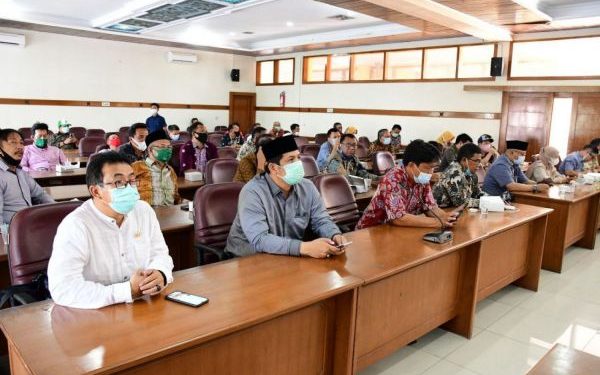 Pimpinan dan Anggota Komisi I DPRD Jabar gelar rapat pembahasan Calon Persiapan Daerah Otonomi Baru (CPDOB) Kabupaten Indramayu Barat bersama sejumlah stakeholder terkait, bertempat di Kantor Pemkab Indramayu, Kamis (8/4/2021). (Foto : Humas DPRD Jabar).