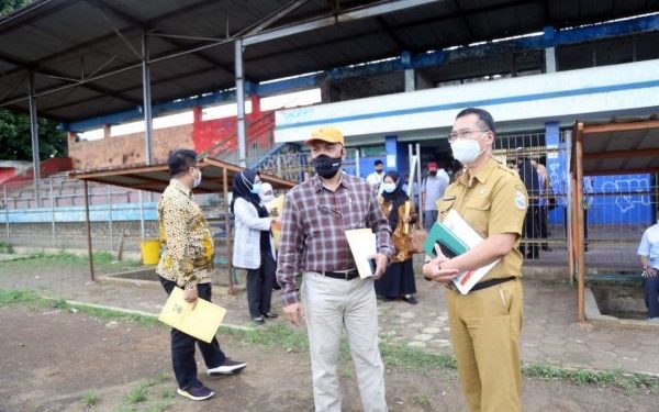 Komisi V DORD Jabar meninjau Stadion Sangkurian Cimahi yang dapat bagian anggaran dari pinjaman dana PEN