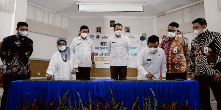 Kadisdik Jabar Dedi Supandi bersama Asda I Jabar Dewi Sartika meresmikan program JS3C di SMKN I Cimahi