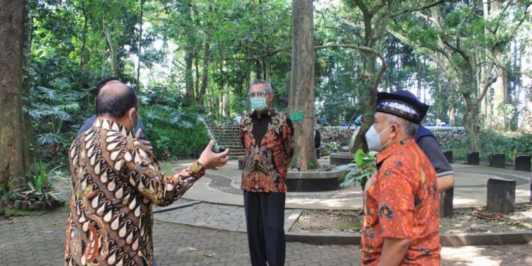 Pansus I DPRD Jabar gelar rapat pembahasan LKPJ Gubernur Tahun 2020 bersama Dinas Kehutan Provinsi Jawa Barat, dan Bappeda Jabar di Taman Hutan Raya Ir. H. Djuanda, Kabupaten Bandung. Jum'at, (9/4/21). (Foto :Humas DPRD Jabar).