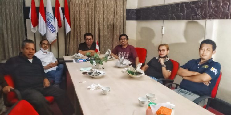 Deden Ridwan (penulis, produser & CEO Reborn Initiative), Salman el-Hakim (Ketua Umum Masyarakat Sepak Bola Indonesia), dan Erris Julietta Napitupulu (Sekretaris SMSI Sumatra Utara, yg juga Managing Direktur SIN.co.id). Sementara Ketua Umum, didampimgi M. Nasir (Sekjen), Yono Hartono (Wakil Sekjen Bidang Internal), dan Heru Siswanto (Wakil Sekjen Bidang Eksternal).