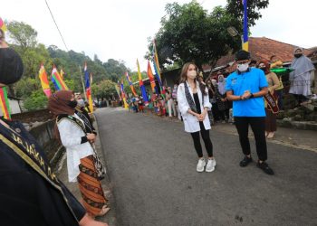 Menteri Pariwisata dan Ekonomi Kreatif Sandiaga Salahuddin Uno saat berkunjung ke desa wisata Cibuntu, Kabupaten Kuningan.