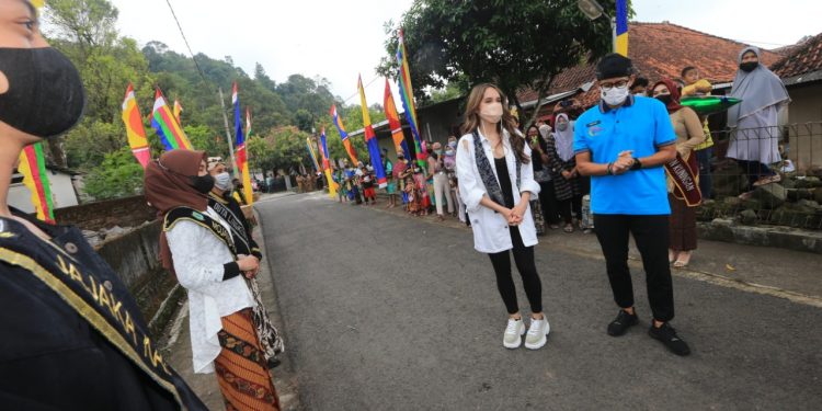 Menteri Pariwisata dan Ekonomi Kreatif Sandiaga Salahuddin Uno saat berkunjung ke desa wisata Cibuntu, Kabupaten Kuningan.