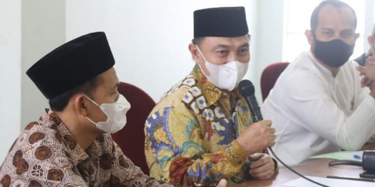 Ketua Komisi V D PRD Jabar Abdul Harris Bobihoe (Tengah)
