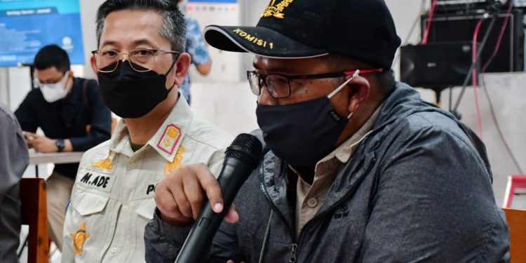 Sekretaris Komisi I DPRD Provinsi Jawa Barat Sadar Muslihat saat melakukan pemantauan titik penyekatan di Rest Area KM 72 A Ruas Tol Cipularang, Kamis (6/5/2021). (Humas DPRD Jabar).