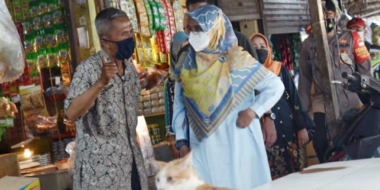 Komisi II DPRD Provinsi Jawa Barat lakukan sidak harga kebutuhan pokok di Pasar Baleendah, Kabupaten Bandung, Kamis (6/5/2021). (Humas DPRD Jabar).