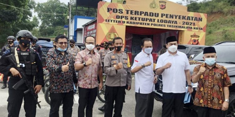 Anggota DPRD Provinsi Jawa Barat Daerah Pemilihan XV (Kota dan Kabupaten Tasikmalaya) saat melakukan pemantauan larangan mudik 2021 bertempat di Pos Penyekatan Terpadu Kadipaten, Kabupaten Tasikmalaya, Kamis (6/5/2021).