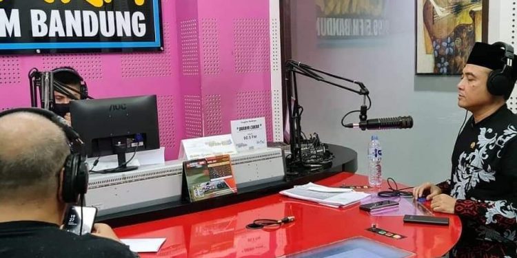 Kang Erwin Komisi D DPRD Kota Bandung, saat acara SOMASI Radio Cakra yang dipandu Sonjaya Akbar, Rabu (26/5/2021)