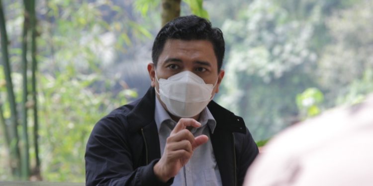 Sekretaris Komisi II DPRD Provinsi Jawa Barat Yunandar Eka Perwira saat melakukan kunjungan kerja Komisi II ke Kantor UPTD Pengelolaan Taman Hutan Raya Ir. H. Djuanda  Selasa (25/05/2021). ( Humas DPRD Jabar).