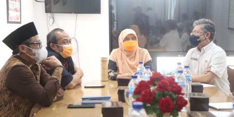 Anggota Komisi V DPRD Provinsi Jawa Barat saat melakukan kunjungan kerja memninjau kesiapan SMAN 2 Kota Cimahi Dalam Rangka Persiapan Pelaksanaan Penerimaan Peserta Didik Baru (PPDB) Tahun Pelajaran 2021-2022. Rabu, (2/6/2021).(Foto Humas DPRD Jabar)