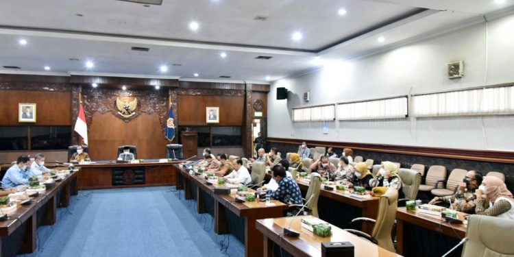 Pimpinan dan Anggota Komisi IV DPRD Provinsi Jawa Barat  Saat Rapat Kerja Dengan Pimpinan DPRD D.I Yogyakarta Terkait Komparasi Program- Program Kerja Bidang Infrastruktur dan Pembangunan Bandara Kulon Progo. Selasa (8/6/21).