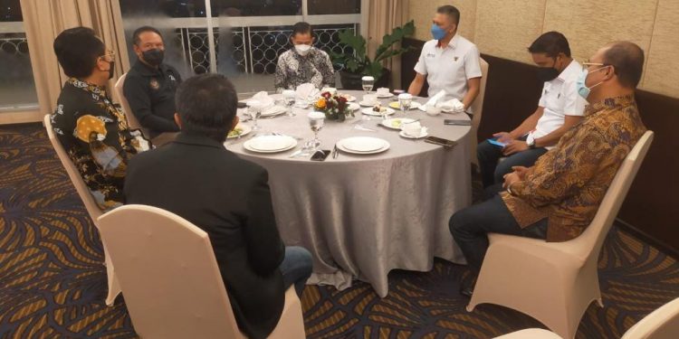 Teks foto: Ketua Asprov PSSI Jateng, H. Edy Sayudi, ST (Baju Batik) foto bersama Menpora, Zainudin Amali (tengah) dan Wakil Ketua Umum PSSI, Iwan Budianto. (Foto Istimewa).