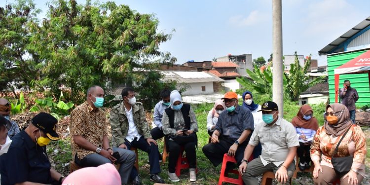 Pimpinan dan Anggota Pansus II DPRD Provinsi Jawa Barat  saat peninjauan ke Tempat Pengelolaan Sampah Reuse, Reduce dan Recycle (TPS3R) Kota Cimahi untuk membahas kerjasama TPPAS Regional Legok Nangka Kabupaten Bandung. Rabu, (2/6/2021).( Humas DPRD Jabar)