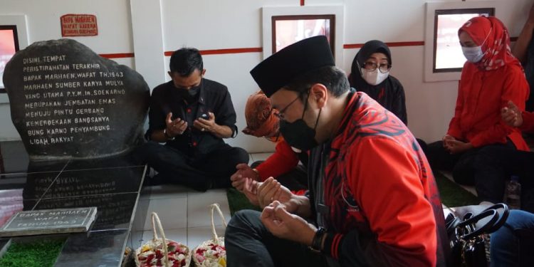 Ketua DPD PDI Perjuangan Jawa Barat Ono Surono saat berziarah ke makam Marhaen (foto:ist)