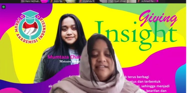 Teks foto: Mumtaza Chairannisa, mahasiswi program dual degree di Sciences Po-UC Berkeley tengah berbagi pengalaman secara daring yang difasilitasi Forum Akademisi Indonedia (FAI), Sabtu, 3 Juli 2021 (Foto: Istimewa).