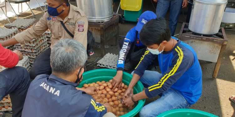 Relawan Tagana Jawa Barat sedang menyiapkan ribuan butir telur untuk didistribusikan ke sejumlah rumah sakit (foto:ist)