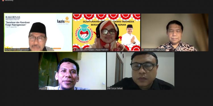 Keterangan foto: Diskusi virtual Pengurus dan Penasehat Forum Akademisi Indonesia (FAI) dengan anggota Dewan Pengawas Badan Pengelola Keuangan Haji (BPKH), Dr. Muhammad Akhyar Adnan (kiri atas), Sabtu malam (31 Juli 2021). (Foto: Istimewa).