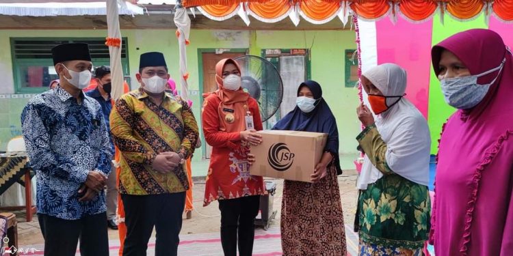 Keterangan foto: Bupati Demak, Eistianah bersama Ketua DPC PKB Kabupaten Demak, Zayinul Fata, menyerahkan paket bantuan sembako kepada warga Desa Betahwalang Kecamatan Bonang, Rabu (4/8/2021). (Doc).
