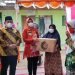 Keterangan foto: Bupati Demak, Eistianah bersama Ketua DPC PKB Kabupaten Demak, Zayinul Fata, menyerahkan paket bantuan sembako kepada warga Desa Betahwalang Kecamatan Bonang, Rabu (4/8/2021). (Doc).