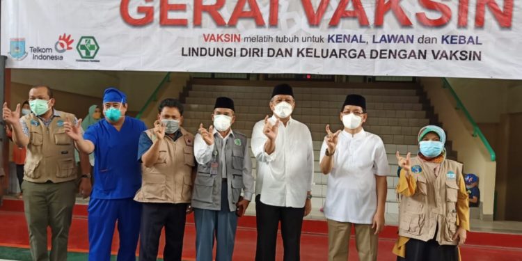 Teks foto: Sekjen MUI, Buya Dr. H. Amirsyah Tambunan (dua, kanan) dan Walikota Tangsel, Benyamin Davnie (tiga, kanan) bersama jajaran pengurus MUI dan Pimpinan UIN Jakarta usai menyaksikan kegiatan vaksinasi di kampus UIN Jakarta, Minggu 29 Agustus 2021 (Foto: Istimewa)