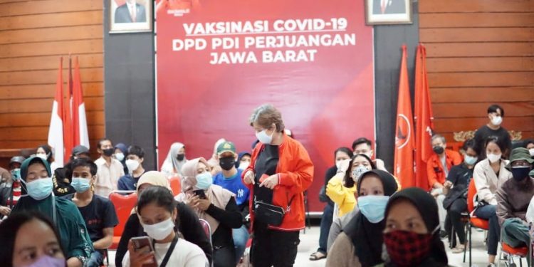 DPD PDI Perjuangan Jawa Barat menggelar vaksinasi massal (foto:ist)