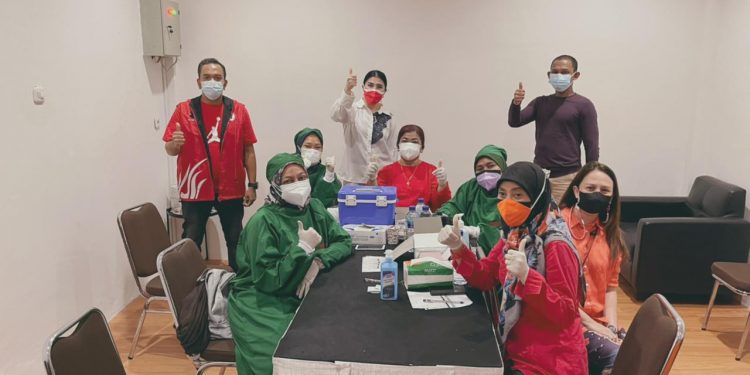 Ririis Riska Diana (Baju Putih) bersama team vaksinasi