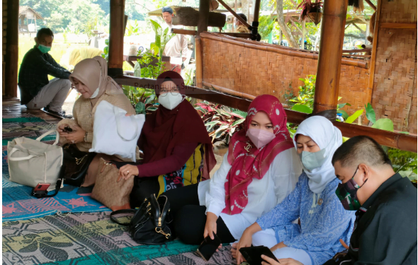 Pimpinan dan Anggota Pansus V DPRD Provinsi Jawa Barat melakukan Kunjungan Kerja ke Desa Cibeusi Kec. Ciater Kab. Subang terkait dengan rencana mencari informasi untuk bahan pembentukan Raperda Desa Wisata di Jawa Barat. Di Desa Wisata Cibeusi, Curug Ciangin Kab. Subang. Selasa, (31/08/2021)