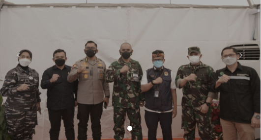 Kadisdik Jabar, Dedi Supandi sekaligus Ketua Tim Divisi Percepatan Vaksin Jabar mendampingi Gubernur Jabar, Ridwan Kamil menghadiri vaksinasi Covid-19 di area Masjid Al-Jabbar, Gedebage, Kota Bandung, Senin (23/8/2021).
