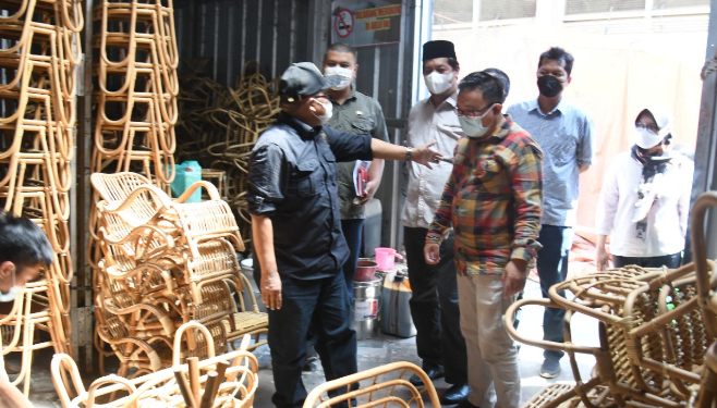 Komisi I DPRD Provinsi Jawa Barat meninjau aset Pemerintah Provinsi Jawa Barat di Unit Pelaksana Teknis Daerah (UPTD) Industri Pangan, Olahan, dan Kemasan di Satuan Pelayanan (Satpel) Pengembangan Industri Rotan Cirebon berkaitan dengan pemanfaatan aset Pemprov Jabar, Kabupaten Cirebon, Selasa (31/8/2021)
