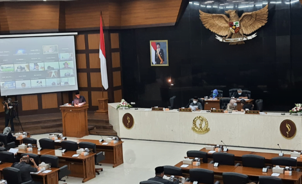 Gubernur Jabar menjelaskan Kepada Anggota DPRD Jabar terkait Turunnya Proyeksi PAPBD 2021 dalam Rapat Paripurna Senin (27/9/2021)